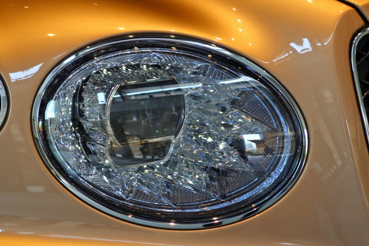 ベントレー・ベンテイガEWBアズール ファーストエディション（ヘッドランプ）