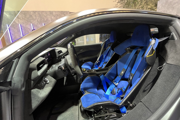 サベルト製のバケットシートを装備。内装にもカーボンファイバーがふんだんに使用されている。