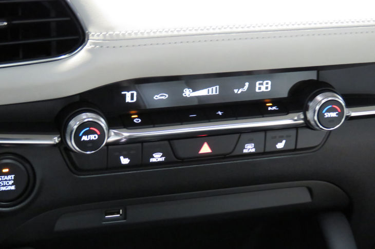 マツダ3セダン（インテリア）