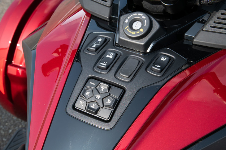 オーディオにシートヒーター、グリップヒーターと装備は充実。今回のモデルチェンジで、メモリー機能付きの電動調整式ウインドシールドも採用された。