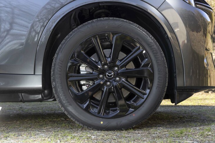 タイヤ＆ホイールは20インチで、試乗車はブリヂストンのSUV用プレミアムタイヤ「アレンザ001」を履いていた。黒のホイールが足元を引き締める。