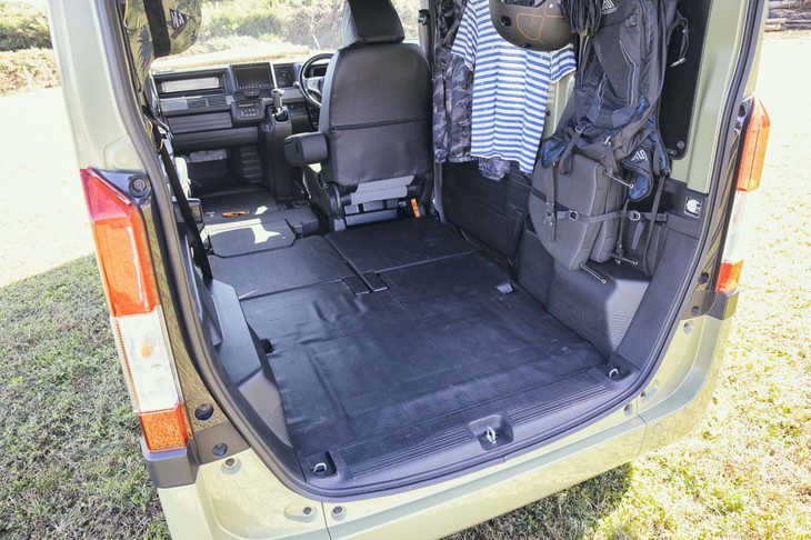 運転席だけを残し、広くフラットな床面がつくり出せる「N-VAN」。防汚性に優れる「ラゲッジマット」（オプション）を装着したまま、さまざまなシートアレンジができる。