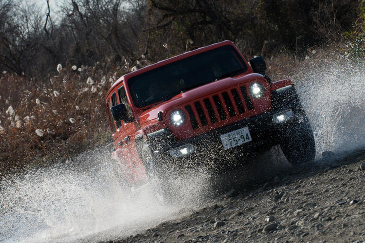 オフロードでの走破性能や耐久性を重視し、いまだにボディー・オン・フレーム式のボディー構造と前後リジッドアクスルの足まわりを守り続ける「ラングラー」。その走り味は独特のものだが、乗用車としてむしろ“まっとう”なものに仕上がっていた。