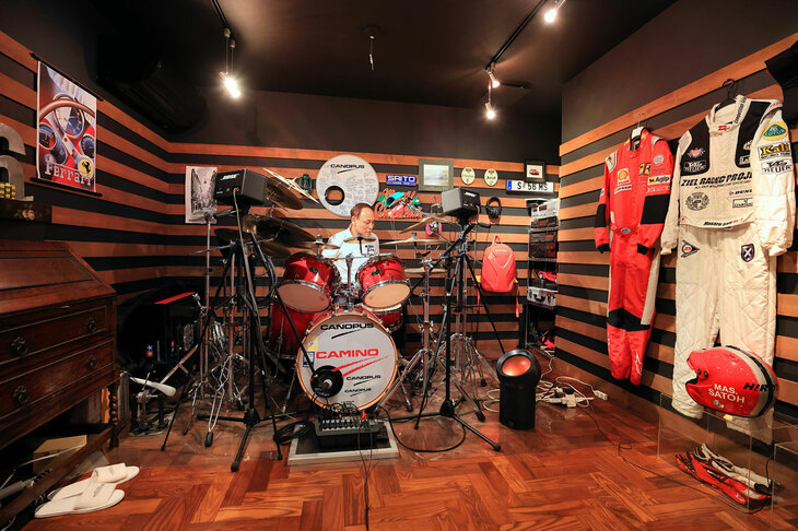 学生時代の仲間によるバンド活動にも余念がない。佐藤さんの多趣味ぶりが分かる。ここは1階に作られたドラムをたたいても音漏れの心配のないスタジオ。