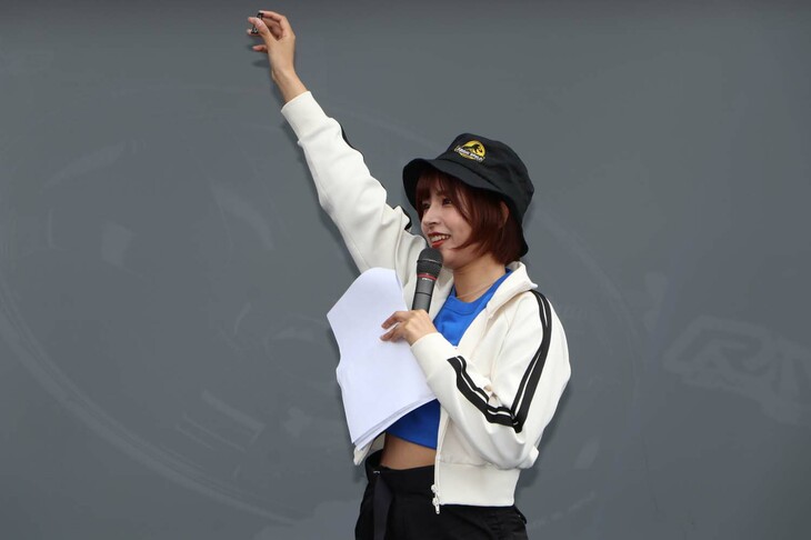 ステージを盛り上げてくれたMCは、藤井マリーさん。2023年までレースクイーンとしても活躍していた、モータースポーツファンにはよく知られた存在だ。抽選会では、ファンからの熱いまなざしに少々緊張気味!?