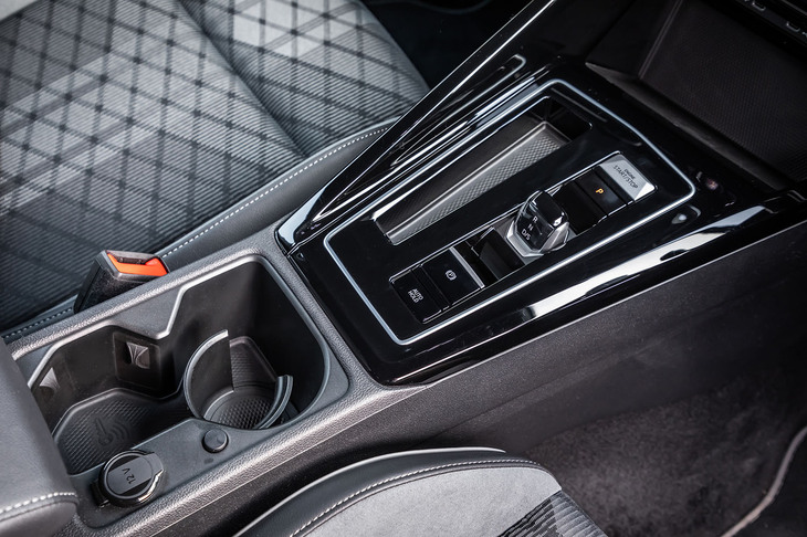 指先だけで軽く動き、誤操作の心配が少ないシフトセレクター。ディーゼルエンジンに組み合わされる7段「DSG」は、うっかりすると存在を忘れてしまうほどシームレスに変速する。