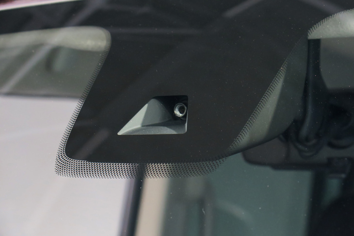 三菱デリカミニTプレミアム（先進運転支援システムのカメラ）