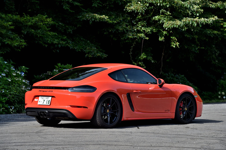 ポルシェ718ケイマンGTS
	ボディーサイズ：全長×全幅×全高＝4385×1800×1286mm／ホイールベース：2475mm／車重：1430kg／駆動方式：MR／エンジン：2.5リッター水平対向4 DOHC 16バルブ ターボ／ トランスミッション：7段AT／最高出力：365ps（269kW）/6500rpm／最大トルク：430Nm（43.8kgm）/1900-5000rpm／タイヤ：（前）235/35ZR20 92Y／（後）265/35ZR20 99Y（ミシュラン・パイロットスポーツ4S）／ 燃費：8.2リッター/100km（約12.2km/リッター、NEDC複合モード）／ 価格：1053万2000円