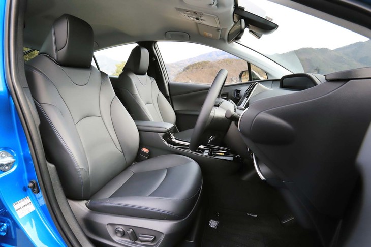 「A“ツーリングセレクション”」では運転席8ウェイ、助手席4ウェイのパワーシートが標準装備となる。