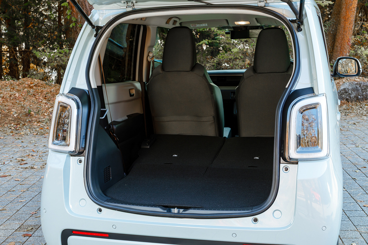 荷室の広さや使い勝手も「N-ONE」と変わらない。後席はチップアップだけでなくダイブダウン（写真）もできる。