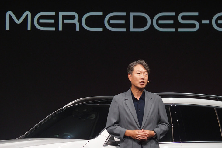 「EQB」の発表イベントで車両を紹介したメルセデス・ベンツ日本の上野金太郎社長。