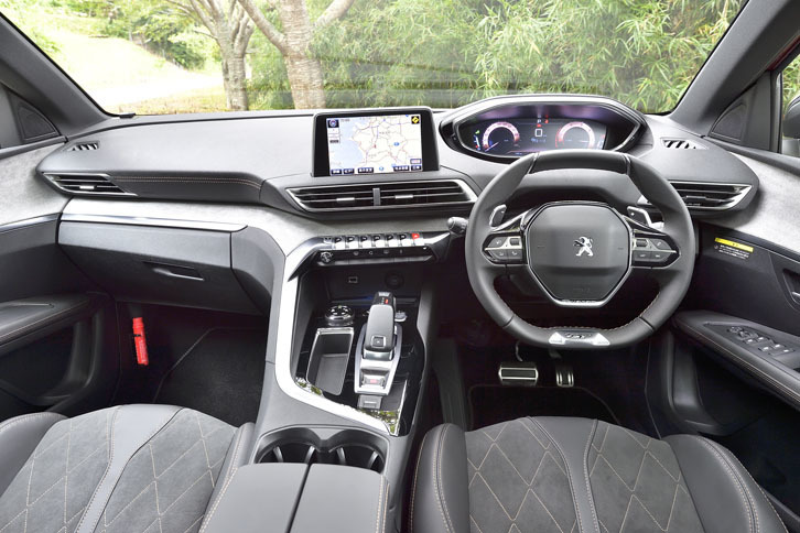 新世代のi-Cockpit（iコックピット）が採用されたインパネ。メーターがデジタル化され、上下がフラットな形状の小径ステアリングが採用されている。