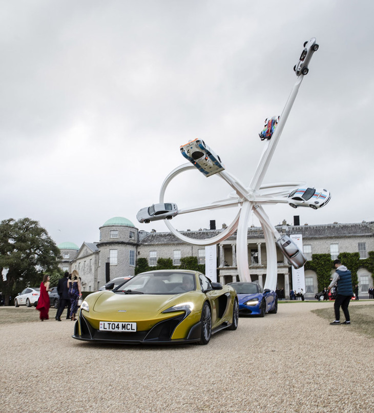 「グッドウッド・フェスティバル・オブ・スピード」の会場に立ち寄ったマクラーレンの車列。後方に見える巨大なオブジェは、ポルシェの75周年を記念して製作された。