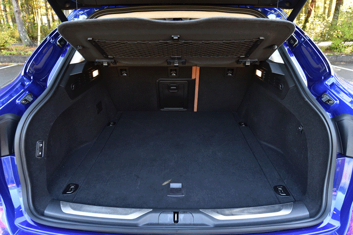 ラゲッジルームの容量は、後席を起こした状態で550リッター。テールゲートは電動開閉式で、クローズ用のスイッチは開口部の左側に備えられている。（写真をクリックすると、シートの倒れる様子が見られます）