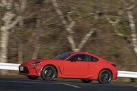 フロントフェンダーやボンネット、エンジンアンダーカバー、ルーフにはアルミ素材を採用している。