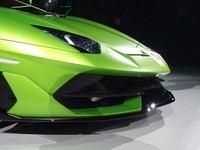 「ウラカン ペルフォルマンテ」で初搭載された「ALA」を改良して搭載。フラップが500ミリ秒以下で作動することで、空力負荷をアクティブに制御する。