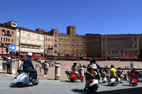 広場を取り巻く建物に、独特のエンジン音がこだまする。