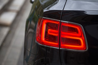 テールランプの造形は、アルファベットの「B」を模したデザインとなっている。