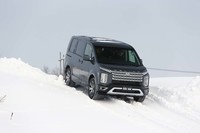 ボディーのスリーアングルは、アプローチアングルが21度、ディパーチャーアングルが23度、ランプブレークオーバーアングルが16.5度。