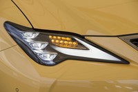 光源が縦に3つ連なる、特徴的なデザインの三眼式ヘッドランプ（オプション）。