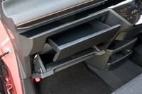 くぼみの下には引き出しとグローブボックスと、収納スペースが2段構えで備わっている。