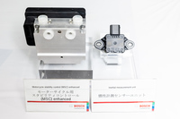 ピッチ・ロール・ヨーの角速度と、前後・左右・上下方向の加速度を検知する慣性計測センサーユニット（右）と、バイク用のスタビリティーコントロールユニット（左）。