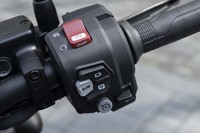 AT仕様の「レブル1100 DCT」では、ハンドルバー右側の「D」「N」ボタンでギアポジションを選択する。下方にはクルーズコントロールのスイッチも配置される。