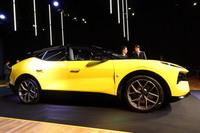 ロングホイールベースの軸間フロア下には駆動用リチウムイオンバッテリーを搭載。全長は5mを超える。