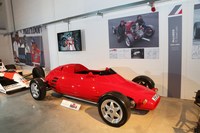 1992年「LCCロケット」もまたマレーの作品だ。車重約350kgのタンデム2座スポーツカーは、ヤマハ製モーターサイクル用1000cc 4気筒を変速機ごとミドに搭載し、後退ギアを持つ副変速機を追加している。生産のためにLCC社（The Light Car Company）を設立した。かつて『カーグラフィック』誌の長期テスト車にも採用され、軽量で痛快無比なドライビングフィールを楽しませてもらった記憶がある。