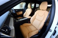 シートの表皮には通気性を高めるパンチングが施されている。前席（写真）には、電動調節機構のほかにマッサージ機能も備わる。