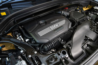 「xDrive20i」に搭載される2リッター直4ターボエンジンは、最高出力192ps、最大トルク280Nmを発生。ほかに1.5リッター直3ターボモデルもラインナップされる。