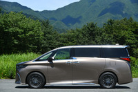 ボディーの全長は4995mm。先代モデルよりもキャビン全体が後ろ寄りになったことでより伸びやかなスタイリングになった。