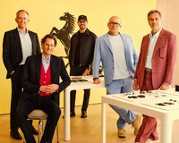 「ルーチェ」のインテリアを初披露した、フェラーリとLoveFromの首脳陣。写真左から順に、フェラーリのベネデット・ヴィーニャ社長、ジョン・エルカン会長、チェントロスティーレのフラビオ・マンツォーニ氏、LoveFromのジョニー・アイブ氏、マーク・ニューソン氏。