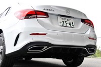 「A250eセダン」には、スポーティーなリアスカートやフロントスポイラーなどがセットになった「AMGスタイリングパッケージ」が標準で与えられる。