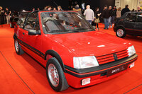 プジョーは「E-208GTi」のプロモーションと連動して、「205」時代からの「GTiパッション」をテーマに出展。これはその仲間として展示された「205CTi」。