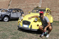 このシュールな「2CV」のオーナーは、原宿や日光の話をし始めた。聞けば、アリタリア航空の客室乗務員としてあまたの日本行きフライトをこなしてきたという。