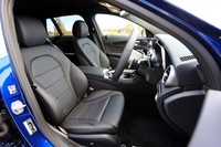 試乗車にはオプションの「AMGライン」に含まれる人工皮革「レザーARTICO」のシートが装着されていた。