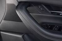 ドアアームレストに寄ってみる。ステッチを目立つようにレイアウトしたところにマツダの自信を感じる。