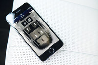 携帯端末で走行履歴やドアのロック／アンロックを確認できる通信機能を搭載するなど、新型「ディスカバリー」ではコネクティビティーの強化も図られている。「Remote Premiumアプリ」を使用すれば、シートの可倒機構を遠隔操作することも可能だ。