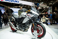 スズキが発表した新型スポーツツアラー「SV-7GX」。並列4気筒エンジンを搭載した上位モデル「GSX-S1000GX」より、コンセプトやアグレッシブなデザインを踏襲。25年もの時間をかけて熟成を重ねたVツインエンジンを、さらにアップデートして搭載している。複数のライディングモードやトラクションコントロール、クイックシフターなども装備。