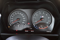 メーターはオーソドックスな2眼式。タコメーター（右）のレッドゾーンは7000rpmから。