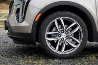 足もとを飾る20インチアルミホイール。ダイヤモンドカットとチタンサテンフィニッシュの組み合わせが奥深さを感じさせる。