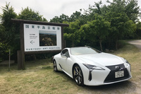 「レクサスLC500h」で国東をドライブ。時にどう猛に、時にエレガントに、あらゆる道に応じて表情を変えるその走りは、運転をより楽しいものにしてくれる。