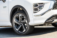 PHEVのタイヤサイズは3グレード共通で225/55R18。専用デザインのアルミホイールが装備される。