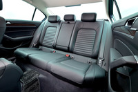 2790mmというロングホイールベースが有効に生かされた後席。頭上にも足元にも余裕がある。