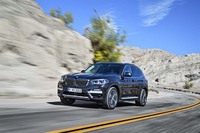 「xDrive 30d」の動力性能は、0-100km/h加速が5.8秒、最高速度が240km/hと公表されている。