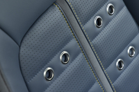 シート表皮にはイエローのステッチとハトメがあしらわれる。ハトメの間からベースのシートの表皮が見え隠れしている。