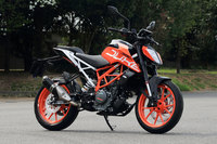 373.2ccの単気筒エンジンを搭載したネイキッドモデルの「390デューク」。KTMの特徴ともいえる白とオレンジのトレリスフレームが目を引く。