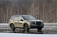 新型「フォレスター」でさらに機能アップした「ドライバー異常対応システム」を体感。ドライバーの意識がない状態を車両が検知すると、自動でブレーキをかけハザードランプを点灯させながら停止する。