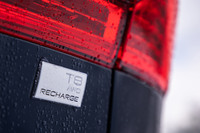 「ボルボXC60」の「T8 Twin Engine」と名乗っていたモデルは、2020年8月に取り入れられた新名称ルールにより、車名が「リチャージプラグインハイブリッドT8」に改められた。